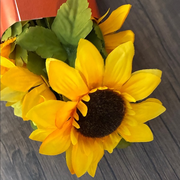 Yellow Sunflower Garland - Picture 3 of 7